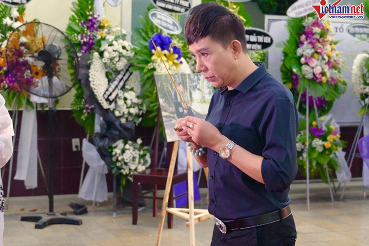 Long Nhật tiếc thương cố nghệ sĩ. Ảnh: Vietnamnet