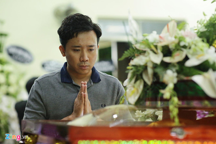 Giữa ồn ào, Trấn Thành đã đến viếng nghệ sĩ Lê Bình. Trong sổ tang, nam MC cũng tâm sự lý do không đến thăm nam nghệ sĩ lúc nằm viện. Ảnh: Zing