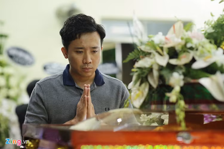 Giữa ồn ào, Trấn Thành đã đến viếng nghệ sĩ Lê Bình. Trong sổ tang, nam MC cũng tâm sự lý do không đến thăm nam nghệ sĩ lúc nằm viện. Ảnh: Zing