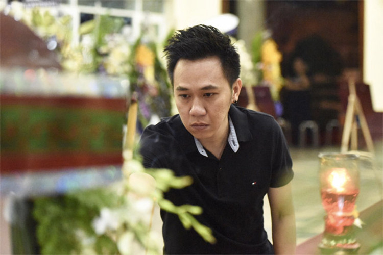 Diễn viên Anh Đức đến viếng nam diễn viên phim "Đất phương Nam". Ảnh: Zing