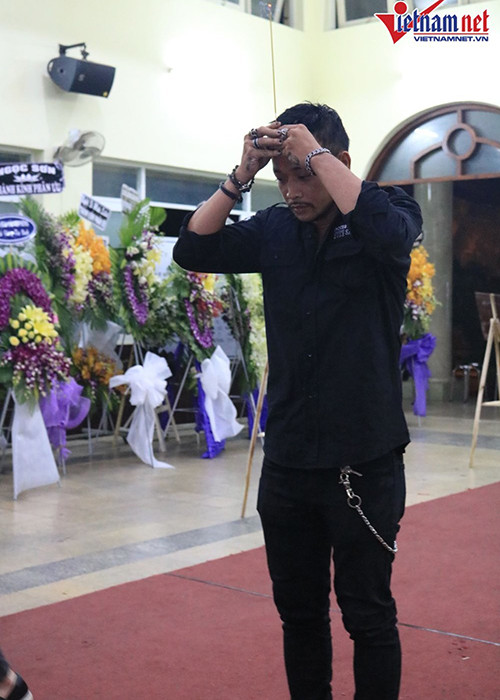 Hoàng Phi đến viếng nam diễn viên. Ảnh: Vietnamnet