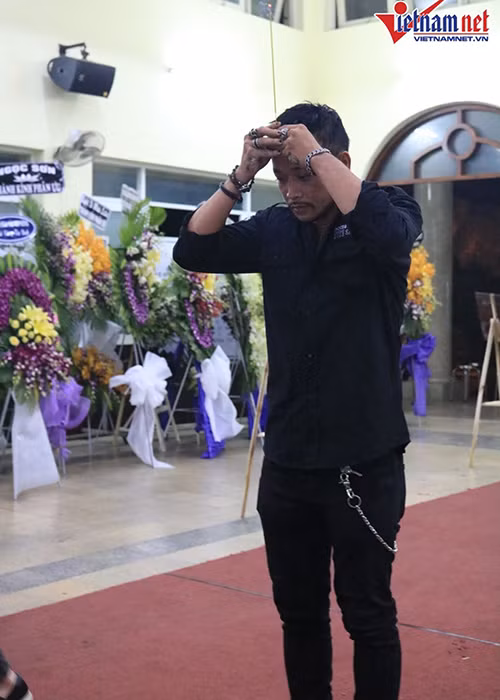 Hoàng Phi đến viếng nam diễn viên. Ảnh: Vietnamnet