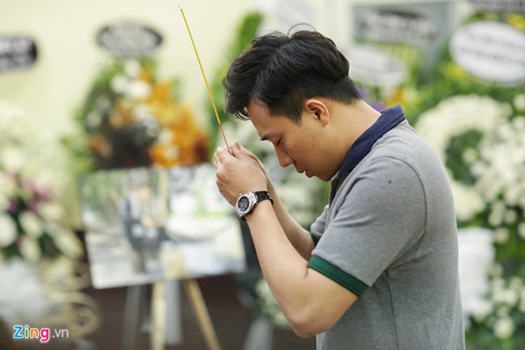 "Khi biết tin anh lâm bệnh, em biết sẽ có rất nhiều người đến thăm anh và em không muốn xuất hiện lúc đó. Làm như vậy sẽ phiền đến sự nghỉ ngơi của anh. Em nghĩ rồi thưa thưa, mình hãy tới. Rồi bận rộn, công việc, rồi quên mất. Khi hay tin anh mất, em nghĩ mình quá sai vì đã chần chừ, để không thể gặp anh lần cuối. Em đáng trách. Anh hãy tha lỗi cho em nhé", Trấn Thành viết. Ảnh: Zing