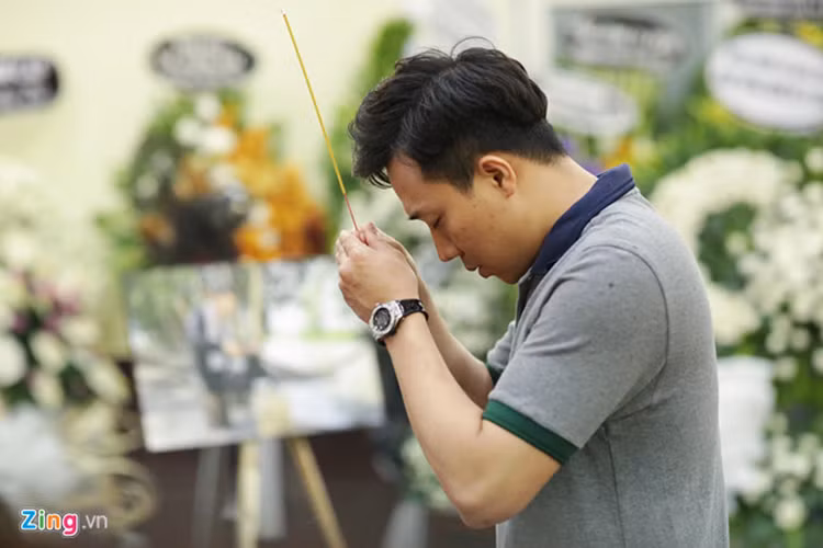 "Khi biết tin anh lâm bệnh, em biết sẽ có rất nhiều người đến thăm anh và em không muốn xuất hiện lúc đó. Làm như vậy sẽ phiền đến sự nghỉ ngơi của anh. Em nghĩ rồi thưa thưa, mình hãy tới. Rồi bận rộn, công việc, rồi quên mất. Khi hay tin anh mất, em nghĩ mình quá sai vì đã chần chừ, để không thể gặp anh lần cuối. Em đáng trách. Anh hãy tha lỗi cho em nhé", Trấn Thành viết. Ảnh: Zing