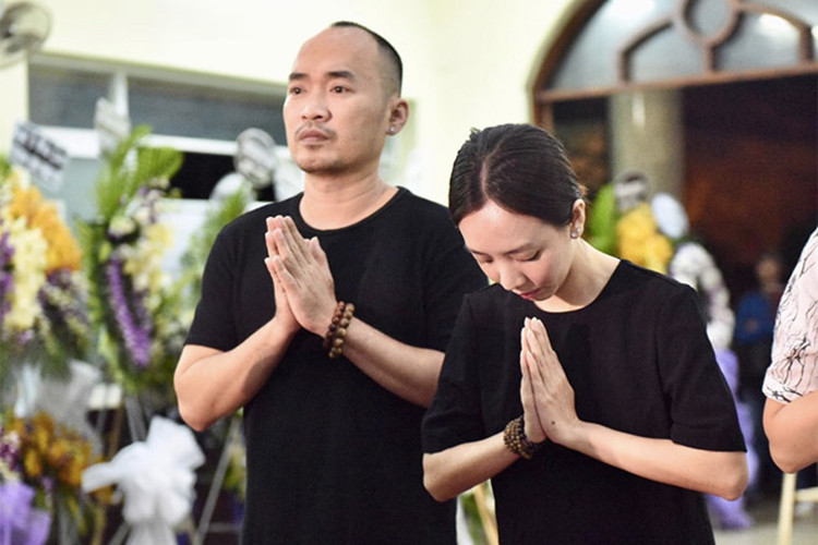 Tối ngày 2/5, ngoài Trấn Thành, vợ chồng Thu Trang - Tiến Luật cũng có mặt trong đám tang của nghệ sĩ Lê Bình. Ảnh: Dân Việt