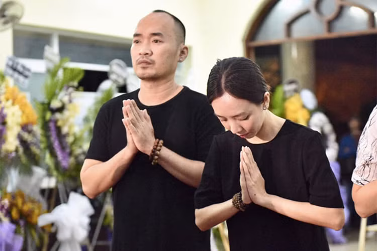 Tối ngày 2/5, ngoài Trấn Thành, vợ chồng Thu Trang - Tiến Luật cũng có mặt trong đám tang của nghệ sĩ Lê Bình. Ảnh: Dân Việt