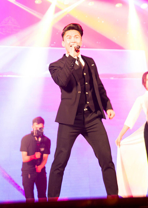 Một số bài hát gắn liền với tên tuổi của Du Thiên gồm: "Hãy khóc đi em", "Anh sẽ sống tốt hơn", "Tình anh không đổi thay".