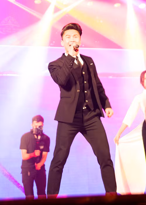 Một số bài hát gắn liền với tên tuổi của Du Thiên gồm: "Hãy khóc đi em", "Anh sẽ sống tốt hơn", "Tình anh không đổi thay".