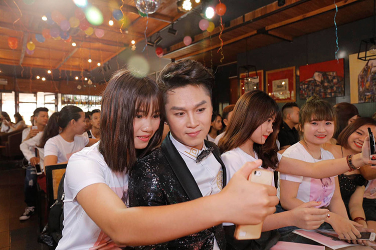 Hình ảnh Du Thiên vui vẻ chụp ảnh cùng một fan nữ.