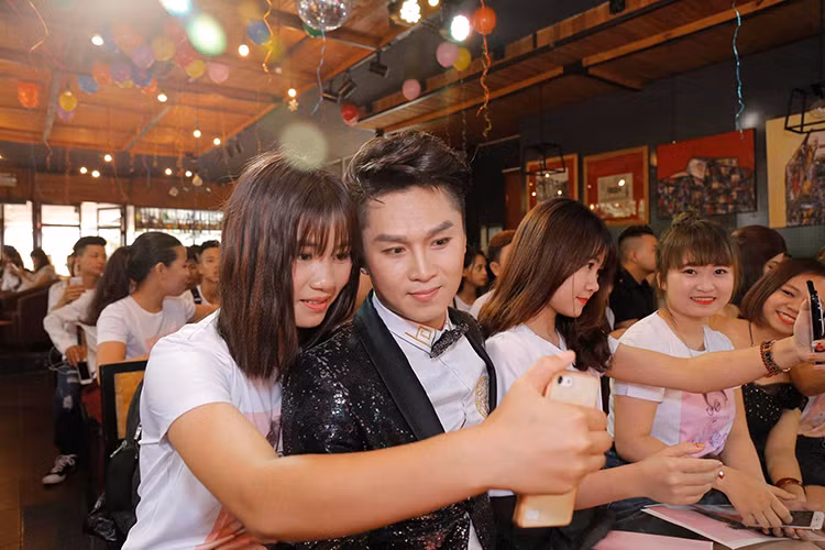 Hình ảnh Du Thiên vui vẻ chụp ảnh cùng một fan nữ.