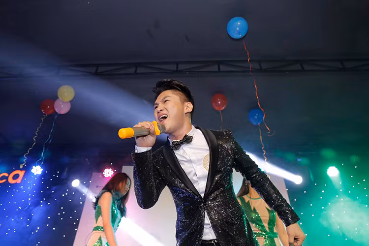 Nam ca sĩ gốc Hải Dương đang theo đuổi dòng nhạc nhẹ và nhạc thính phòng.