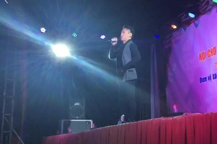 Năm 2017, Du Thiên cũng gặp sự cố khi đi hát hội chợ. Cụ thể, trong đêm diễn ở Sóc Sơn (Hà Nội), anh bị một số khán giả quá khích ném đá. Ảnh: Vietnamnet