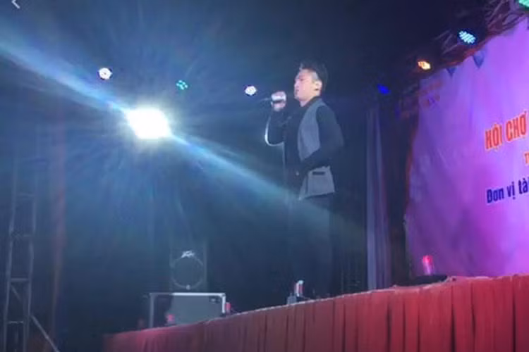Năm 2017, Du Thiên cũng gặp sự cố khi đi hát hội chợ. Cụ thể, trong đêm diễn ở Sóc Sơn (Hà Nội), anh bị một số khán giả quá khích ném đá. Ảnh: Vietnamnet