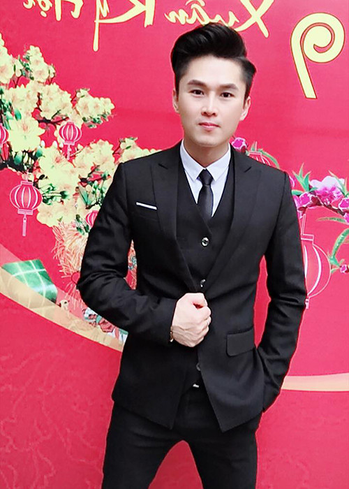 Theo Pháp luật xã hội, trước khi trở thành ca sĩ hội chợ, Du Thiên từng làm các công việc phụ hồ, xách vữa, bưng bê, phục vụ.