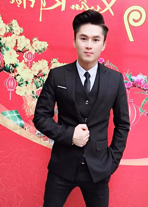 Theo Pháp luật xã hội, trước khi trở thành ca sĩ hội chợ, Du Thiên từng làm các công việc phụ hồ, xách vữa, bưng bê, phục vụ.