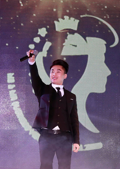 Anh được cho là một trong những giọng ca đắt show tại các hội chợ với dòng nhạc thị trường.