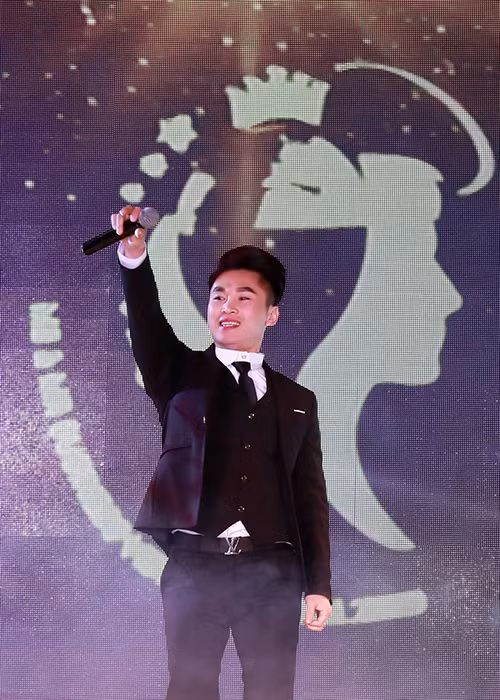 Anh được cho là một trong những giọng ca đắt show tại các hội chợ với dòng nhạc thị trường.