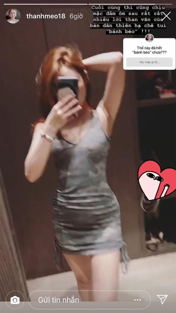 Vóc dáng cao ráo, làn da trắng cùng số đo 3 vòng chuẩn là những điều nhiều người dùng để miêu tả vẻ ngoài của Lê Thị Thanh. Trước đây, 9X cũng từng khoe loạt ảnh mặc bikini trên trang cá nhân, hút hàng nghìn lượt like (thích) của dân mạng. Trong một bài đăng trên story Instagram gần đây, Lê Thị Thanh tiết lộ lý do bắt đầu thay đổi phong cách ăn mặc là do bị nhiều người chê "bánh bèo". Cô đăng tải bức hình bản thân mặc bộ váy ôm sát gợi cảm cùng câu hỏi: "Thế này đã hết bánh bèo chưa?"