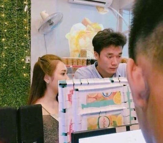 9X Sài Gòn và thủ môn Bùi Tiến Dũng dính tin đồn hẹn hò từ tháng 9 năm ngoái. Ngoài loạt "bằng chứng" hẹn hò được khui ra, vẻ ngoài xinh xắn của 9X Sài Gòn khi đó cũng thu hút nhiều sự chú ý của dân mạng. Cô sở hữu gương mặt tròn xinh xắn cùng vóc dáng chuẩn.