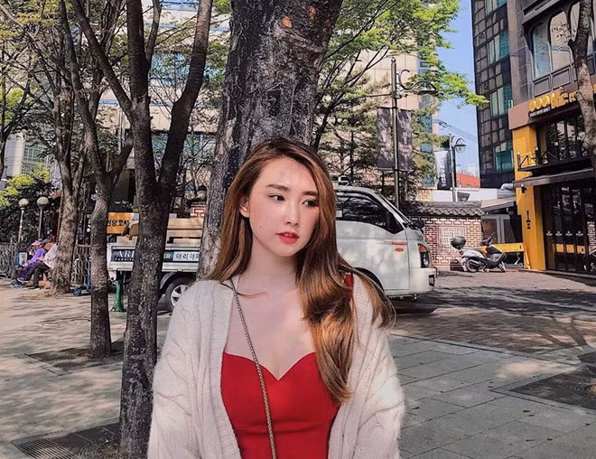 Được chú ý qua nghi vấn hẹn hò chàng thủ thành quê Thanh Hóa, trang cá nhân của Lê Thị Thanh hiện có gần 100.000 lượt theo dõi. 9X cùng chàng "thủ môn quốc dân" vẫn chưa từng lên tiếng về tin đồn hẹn hò.