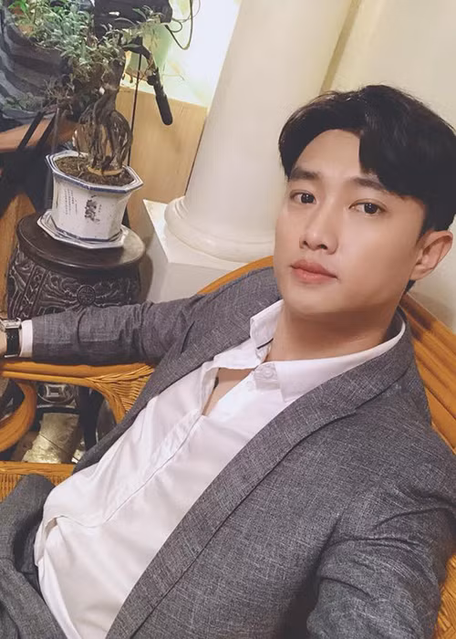 Trước khi tham gia bộ phim "Về nhà đi con", Quốc Trường được xem là gương mặt hot của phim truyền hình miền Nam.