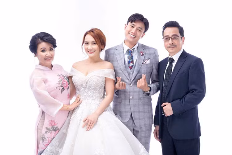 Vũ của Quốc Trường là nhân vật khán giả vừa yêu vừa ghét. Nhân vật này đào hoa, ăn chơi nhưng lại rất nghiêm túc trong chuyện hôn nhân. Hiện tại, phim "Về nhà đi con" lên sóng trên VTV1 từ thứ hai đến thứ 6 vào lúc 21h.