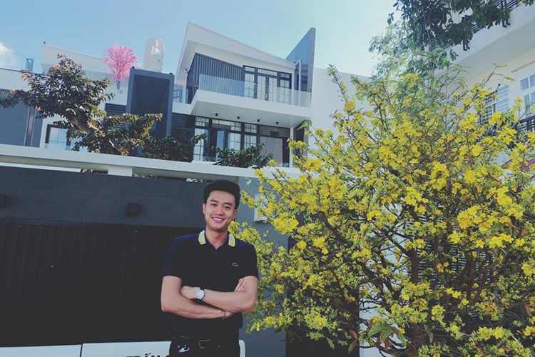 Quốc Trường xây nhà 35 tỷ cho bố mẹ ở Cần Thơ. Được biết, tiền mua đất, xây nhà lên đến 25 tỷ. Ngoài ra, anh bỏ ra thêm 10 tỷ cho phần nội thất.