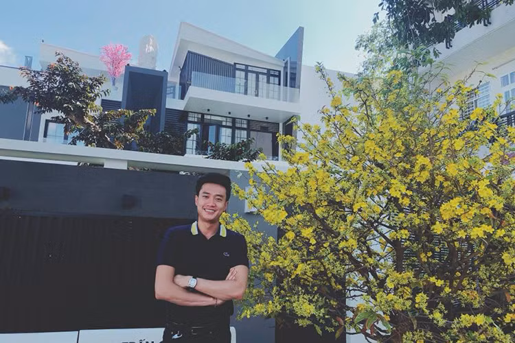 Quốc Trường xây nhà 35 tỷ cho bố mẹ ở Cần Thơ. Được biết, tiền mua đất, xây nhà lên đến 25 tỷ. Ngoài ra, anh bỏ ra thêm 10 tỷ cho phần nội thất.