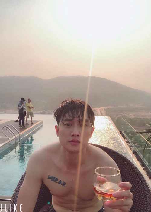 Không chỉ giàu có, hiếu thảo với mẹ, Quốc Trường còn sở hữu gương mặt điển trai, thân hình săn chắc đốn tim không ít fan nữ.