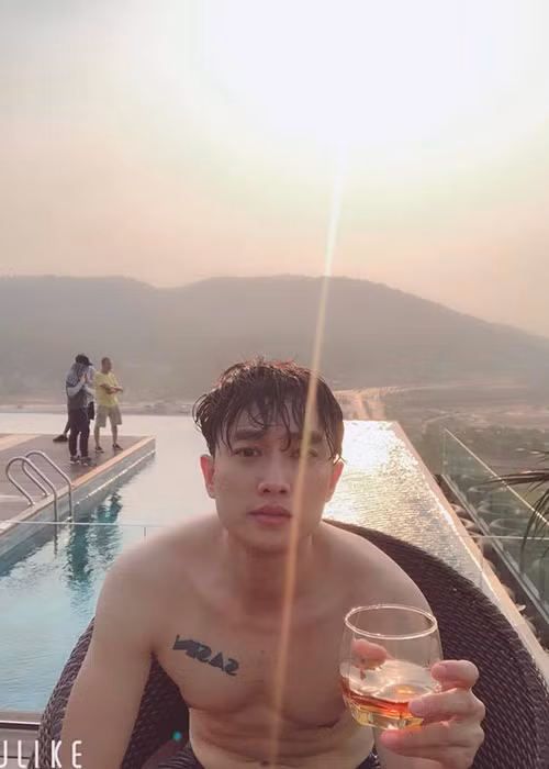 Không chỉ giàu có, hiếu thảo với mẹ, Quốc Trường còn sở hữu gương mặt điển trai, thân hình săn chắc đốn tim không ít fan nữ.