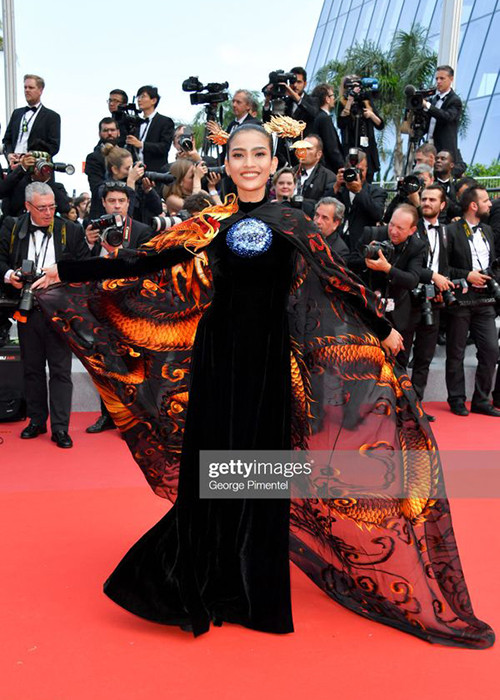 Trương Thị May mặc trang phục áo dài truyền thống Việt Nam khi xuất hiện tại sự kiện.