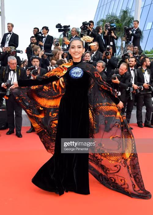 Trương Thị May mặc trang phục áo dài truyền thống Việt Nam khi xuất hiện tại sự kiện.