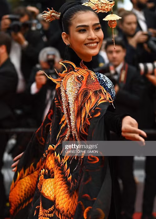 Chiếc áo dài Trương Thị May mặc trên thảm đỏ Cannes được thêu họa tiết rồng đầy quyền lực.