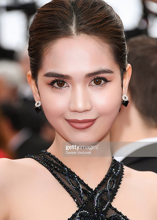 Cùng tới Cannes 2019 giống Trương Thị May, Ngọc Trinh lại bị ném đá bởi ồn ào trang phục xuyên thấu lộ cả vòng 3 trên thảm đỏ.