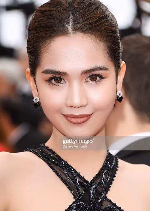 Cùng tới Cannes 2019 giống Trương Thị May, Ngọc Trinh lại bị ném đá bởi ồn ào trang phục xuyên thấu lộ cả vòng 3 trên thảm đỏ.