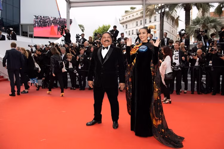 Trương Thị May mặc kín đáo, khác hẳn với hình ảnh Ngọc Trinh diện váy xuyên thấu bị chê hở hang, phản cảm. Ảnh: Ngôi sao