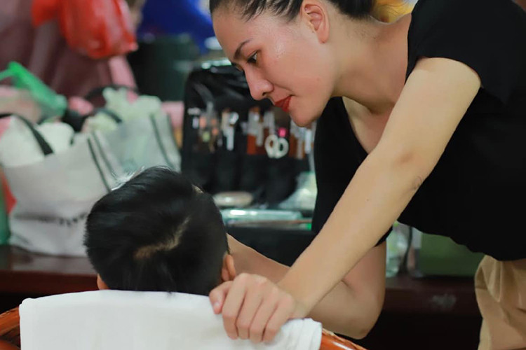 Để có thêm thu nhập trang trải cuộc sống, Minh Cúc làm thêm các nghề như trang điểm, làm đồ da handmade.