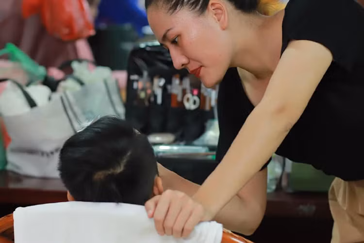 Để có thêm thu nhập trang trải cuộc sống, Minh Cúc làm thêm các nghề như trang điểm, làm đồ da handmade.