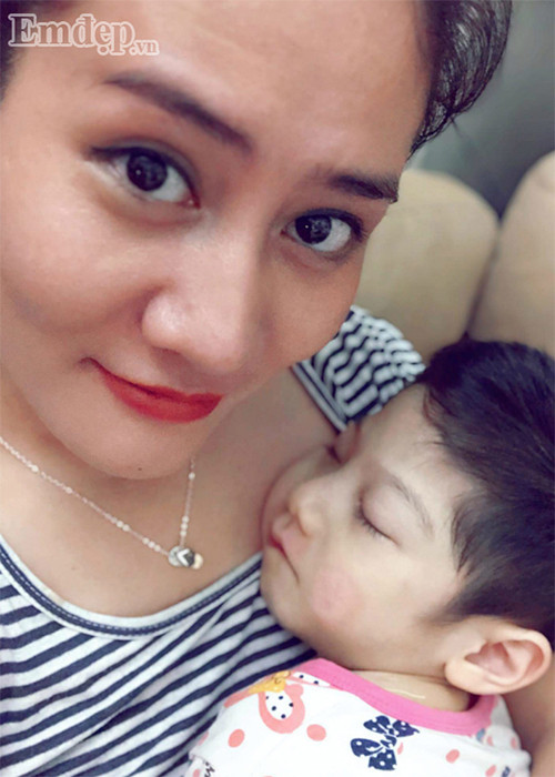 Minh Cúc yêu con gái hết mực, làm gì cô cũng không thể rời xa con gái. Ảnh: Em đẹp