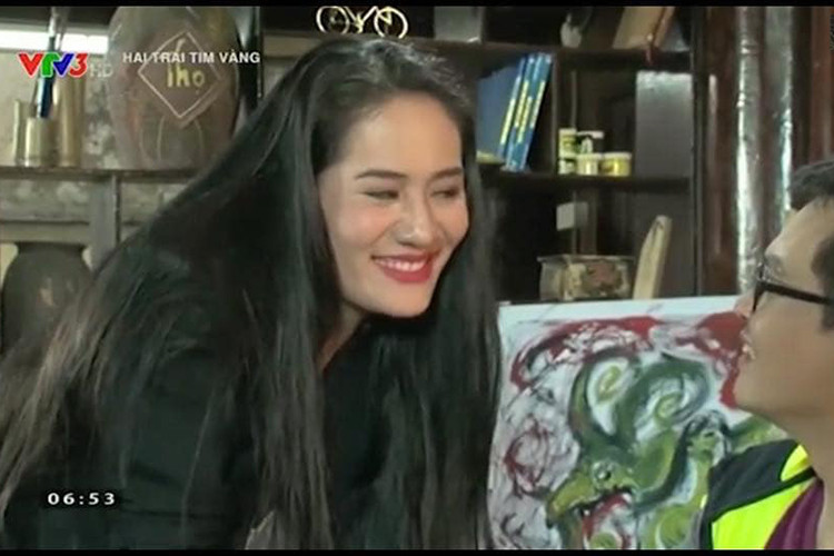 Minh Cúc sinh năm 1986. Cô là diễn viên thuộc đoàn Kịch I, Nhà hát Tuổi Trẻ. Ngoài diễn kịch, cô còn đóng phim, tuy nhiên, không phải là gương mặt nổi tiếng.