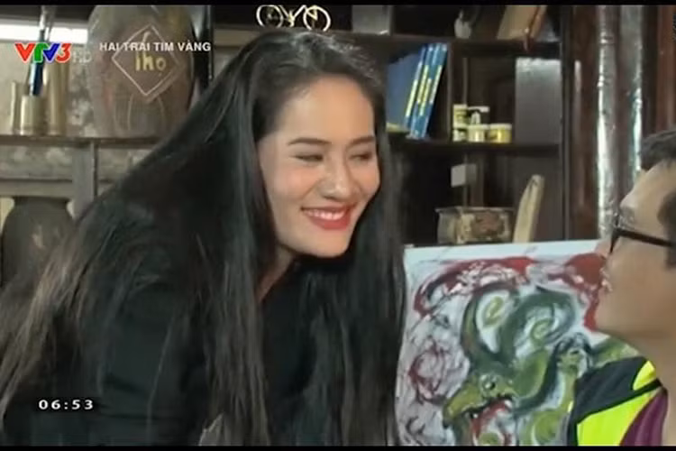 Minh Cúc sinh năm 1986. Cô là diễn viên thuộc đoàn Kịch I, Nhà hát Tuổi Trẻ. Ngoài diễn kịch, cô còn đóng phim, tuy nhiên, không phải là gương mặt nổi tiếng.