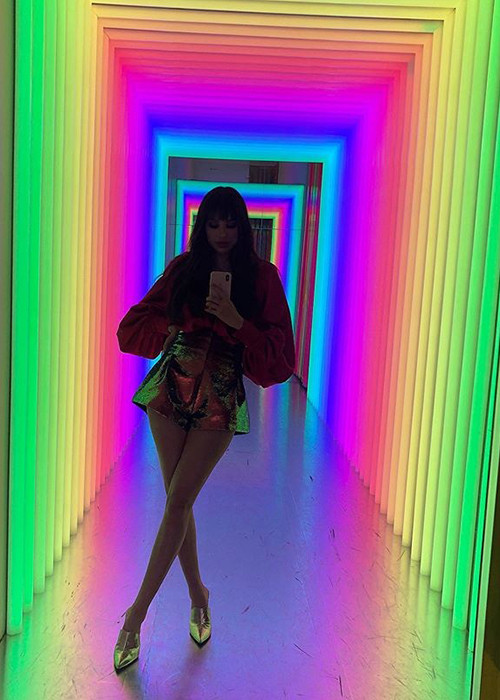 Hiện tại, người hâm mộ mong Phạm Hương sớm trở về Việt Nam hoạt động nghệ thuật.