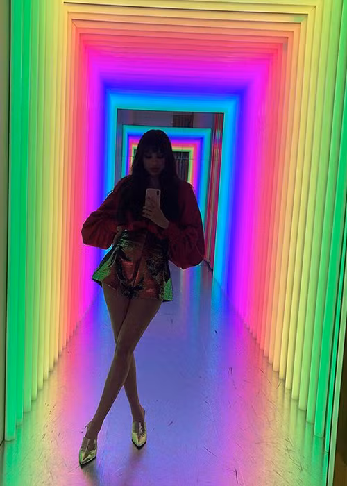 Hiện tại, người hâm mộ mong Phạm Hương sớm trở về Việt Nam hoạt động nghệ thuật.