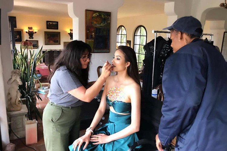 Sau khi bị chê kém sắc, Phạm Hương liên tục khoe hình ảnh lột xác.