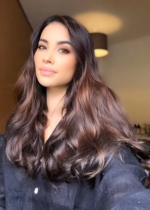 Cô chuộng phong cách gợi cảm và trang điểm mang hơi hướng Tây hơn hẳn.