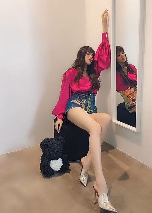 Pham Huong dap tra cuc gat khi antifan binh luan chuyen sinh con