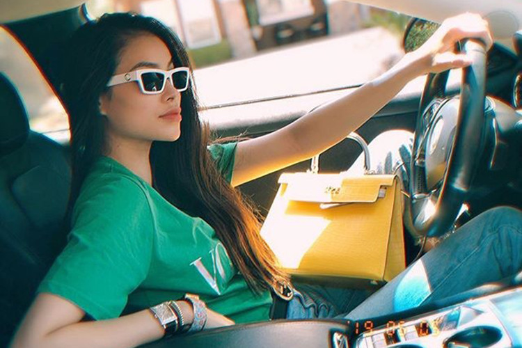 Mới đây, nàng hoa hậu gốc Hải Phòng đã bất ngờ khoe hình ảnh bên siêu xe chục tỷ trên đất Mỹ.