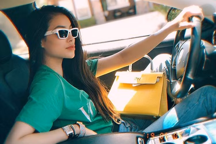 Mới đây, nàng hoa hậu gốc Hải Phòng đã bất ngờ khoe hình ảnh bên siêu xe chục tỷ trên đất Mỹ.