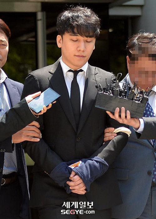 Seungri giữ thái độ im lặng khi bị áp giải tới sở cảnh sát. Ảnh: Segye