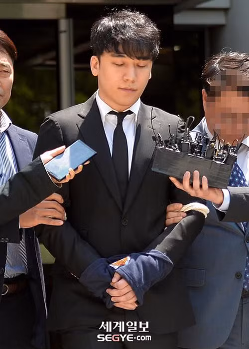 Seungri giữ thái độ im lặng khi bị áp giải tới sở cảnh sát. Ảnh: Segye